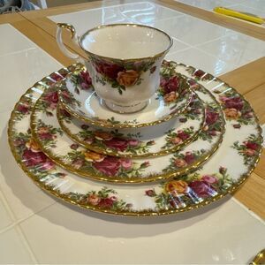 Royal Albert 1962 Country Roses 5 Piece Set Bone China Dinnerware Set